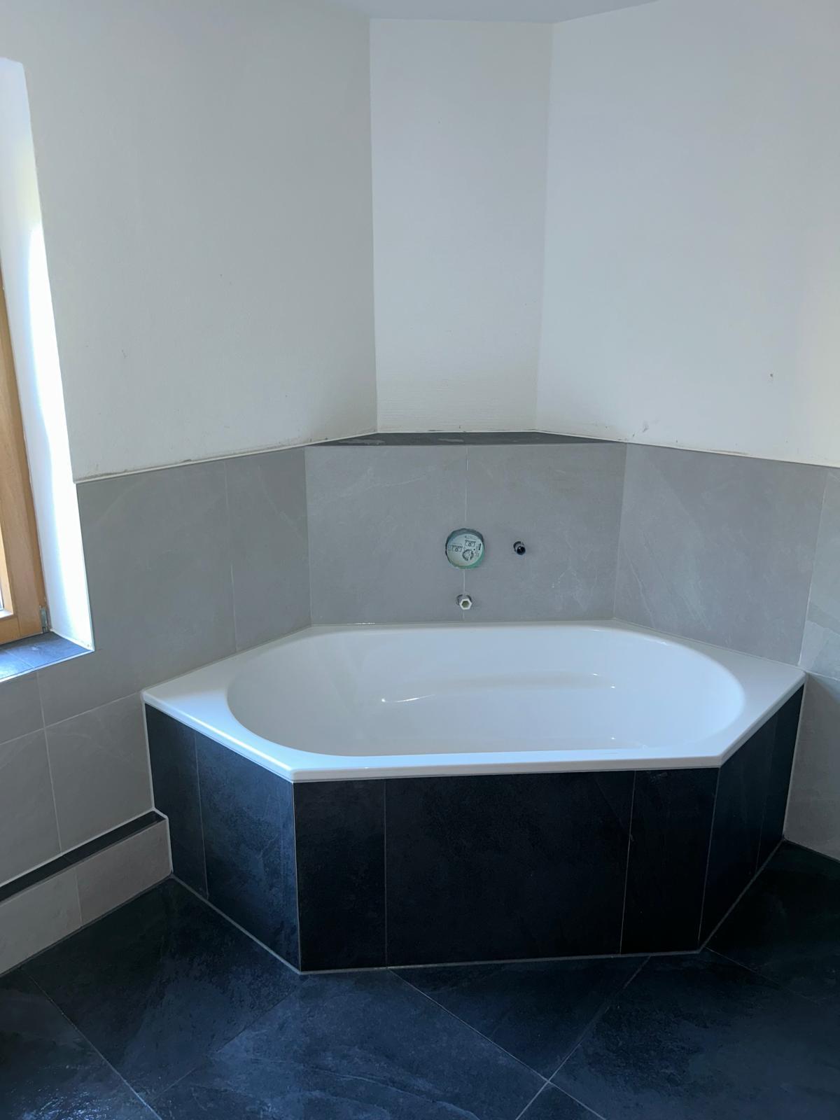 Badezimmer mit Eckbadewanne – fertiggestellt